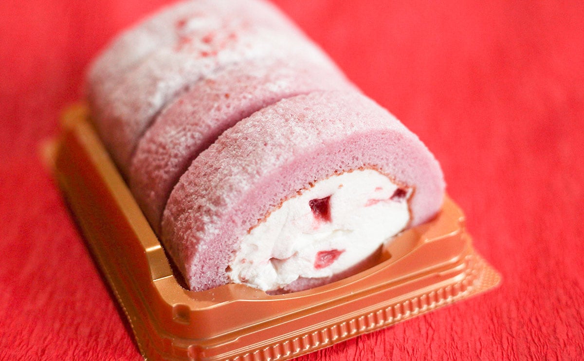 「もち食感ロール（いちご＆ミルク）」横アングル