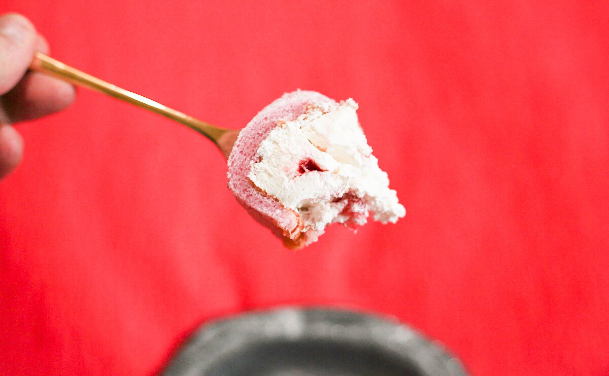 「もち食感ロール（いちご＆ミルク）」フォーク