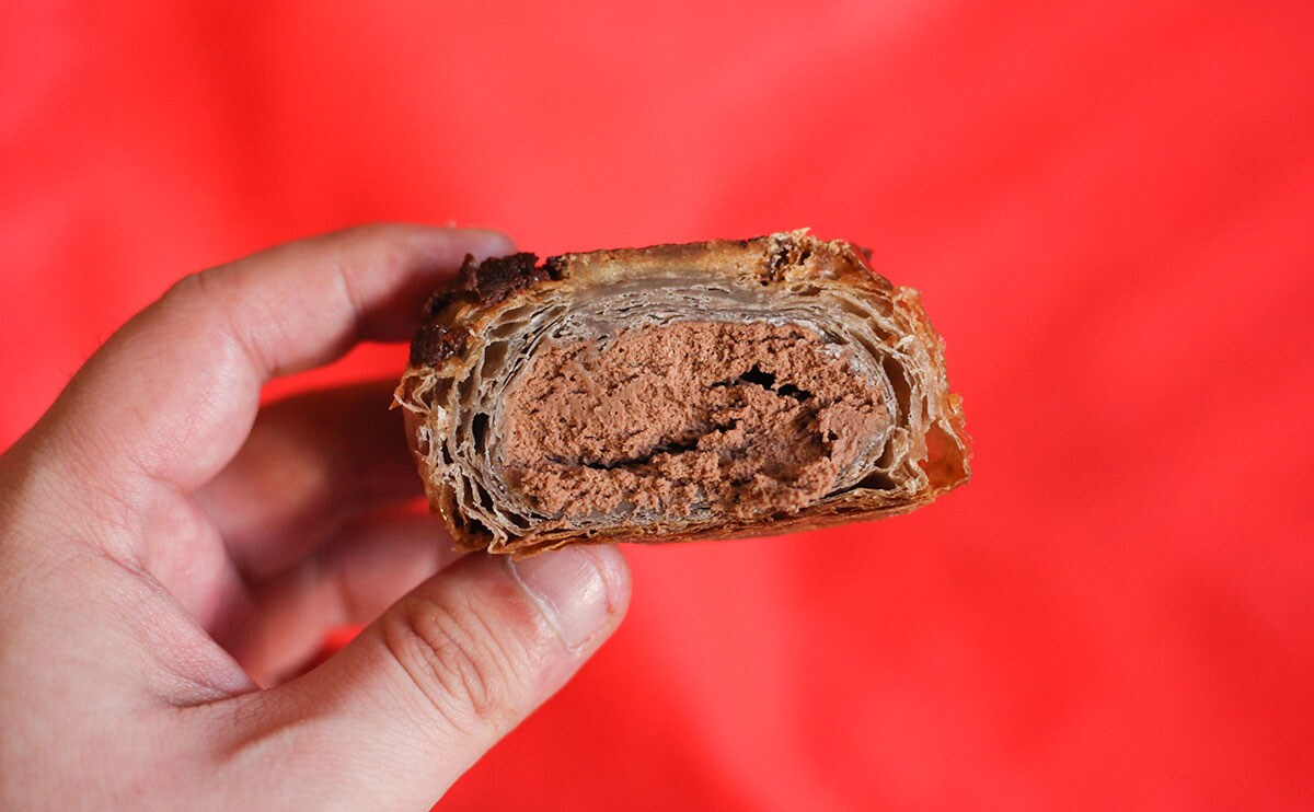 「クイニーアマン　ショコラ」断面手持ち