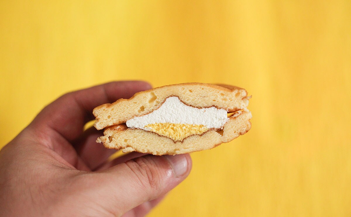 「ふんわりワッフル（カスタード＆ホイップ）」断面手持ち