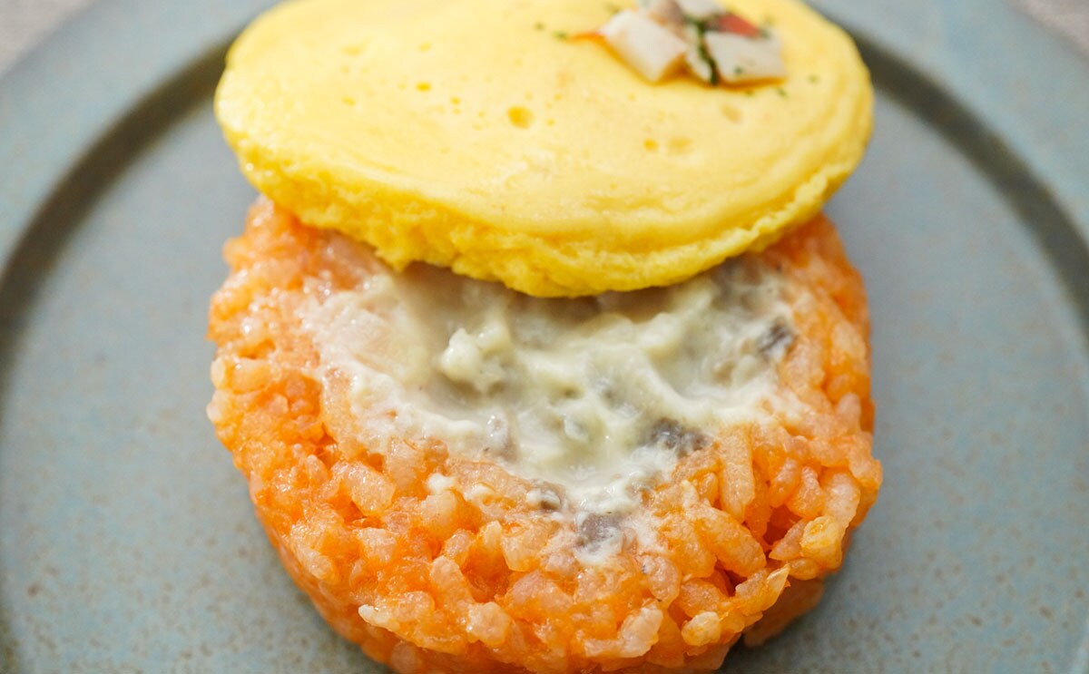 「オムライスおむすび きのこクリームソース」