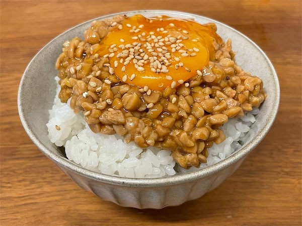 【進化系納豆ご飯】焼肉のたれベースの併せ調味料を使う「納豆ご飯」は…納豆好きに絶対刺さるヤツ！