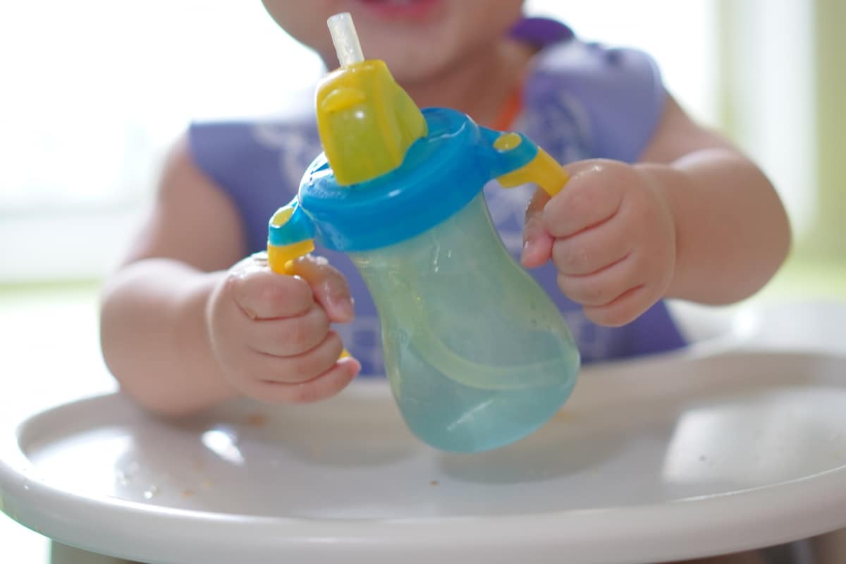 ストローマグの練習はいつから?練習方法や注意点・マグの選び方も