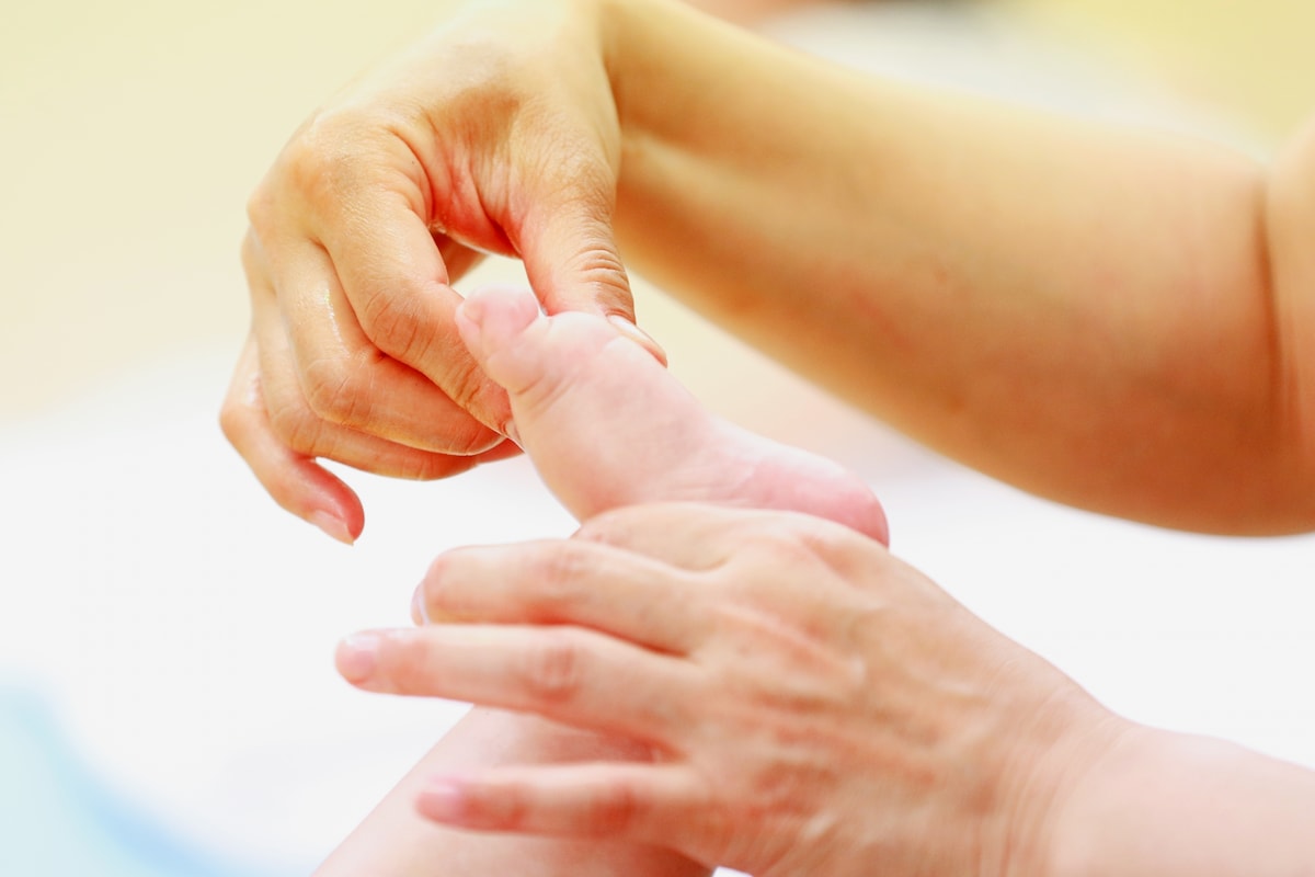 ベビーマッサージのメリットは?おすすめのオイル・資格も紹介