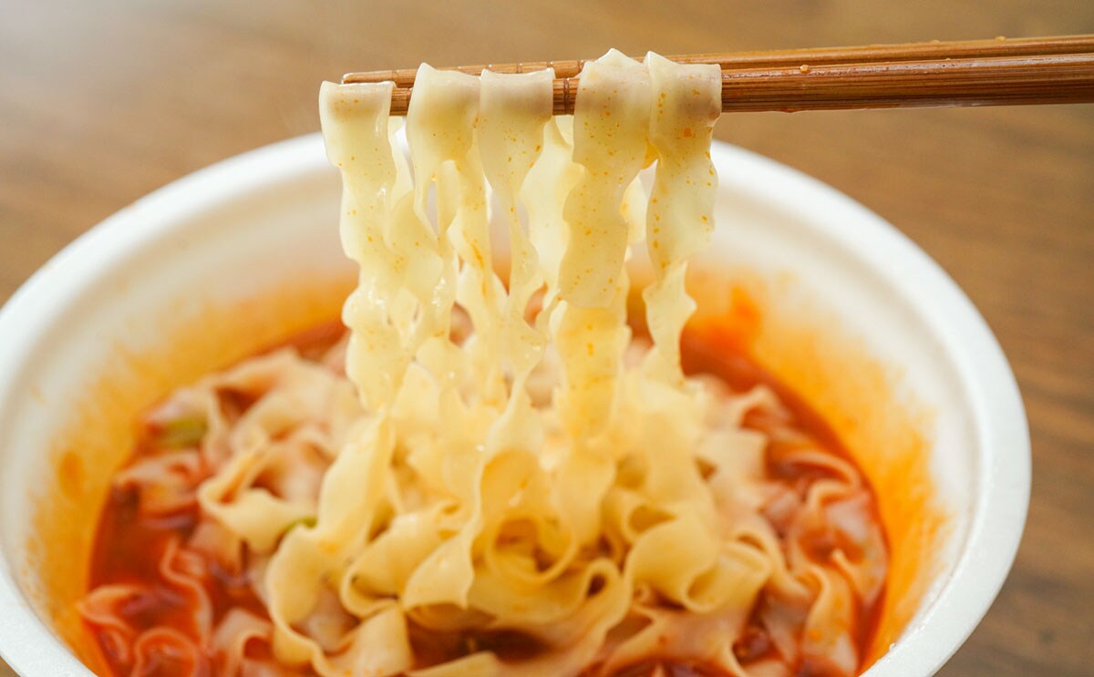 クセになるうまさ！史上最大級の幅広麺を使ったカップ麺登場
