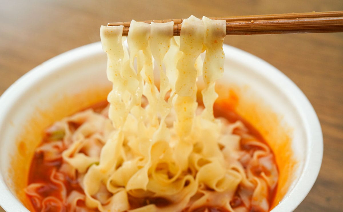 クセになるうまさ！史上最大級の幅広麺を使ったカップ麺登場