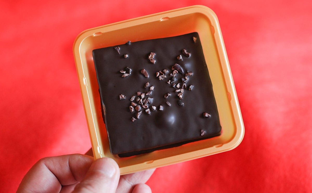 「うますぎる」「めっちゃ好き」食べづらいけどおいしいローソンコラボ新商品