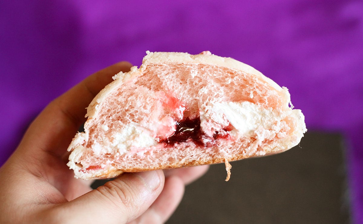 「リピ決定」「おいしかった」ローソンのメロンパンは“中からとろ~り”