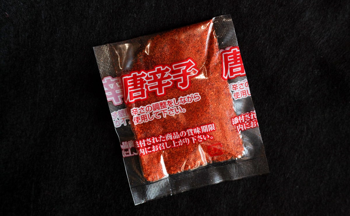 【激辛注意】セブンの新作麺、おいしいけど“赤い粉”がやばい！