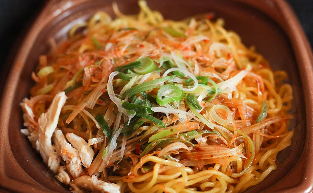 【激辛注意】セブンの新作麺、おいしいけど“赤い粉”がやばい！