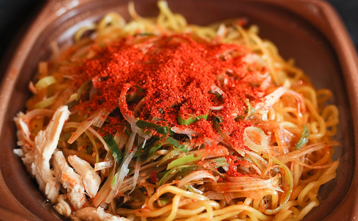 【激辛注意】セブンの新作麺、おいしいけど“赤い粉”がやばい！