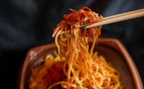 【激辛注意】セブンの新作麺、おいしいけど“赤い粉”がやばい！