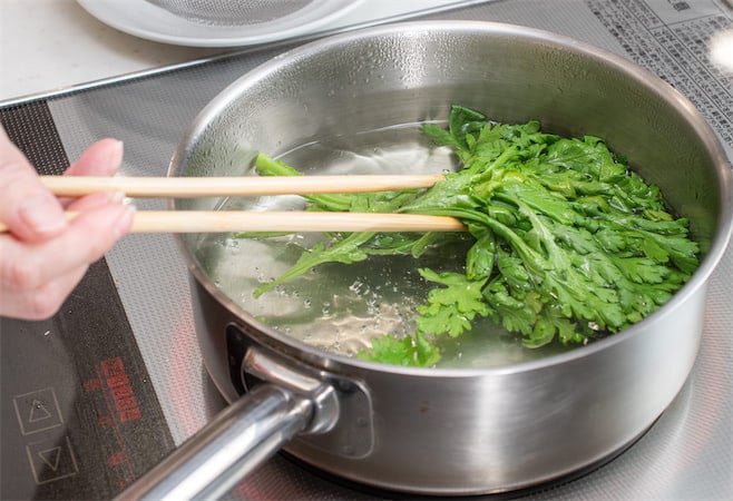 青髪のテツ「春菊茹でるなら”〇秒ルール”を守るべし！」破ったら…え、めっちゃ苦くなるの!?