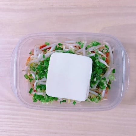 豚キムチ豆腐の「チンするだけキット」に挑戦！時短で作りたてが食べられる「フードコンテナ」活用おかず♪