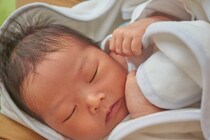 添い乳のやり方を知ろう。手順やあると便利なもの、注意点をチェック