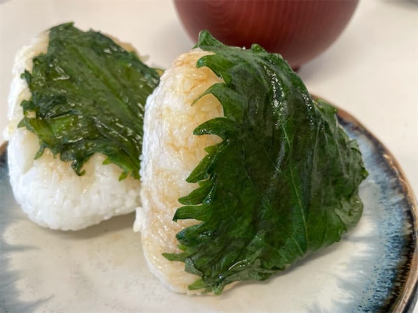 ゴマ油と醤油に漬ける「青じそのおにぎり」握ってみた！爽やかな風味でいくつでも食べられちゃう♪