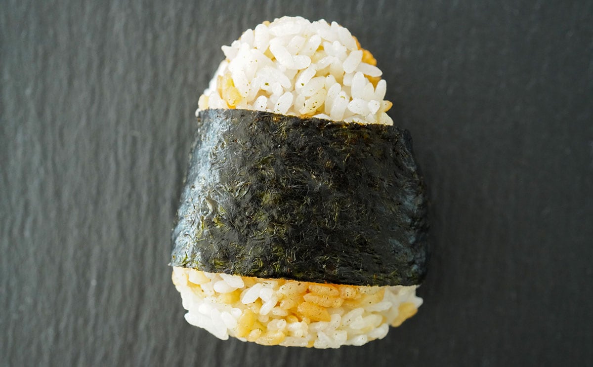 具がはみ出す!セブンの新発売おむすびが超おいしい