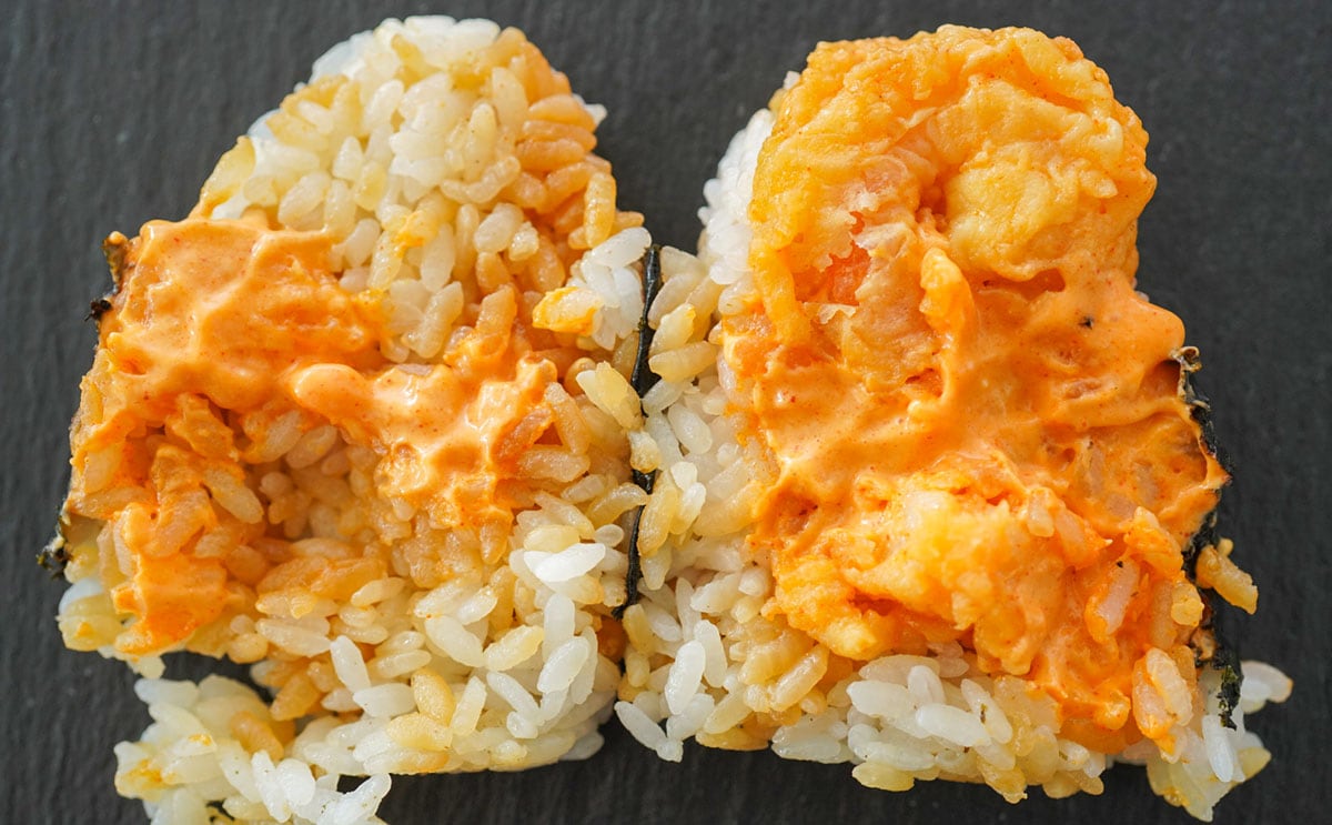 具がはみ出す!セブンの新発売おむすびが超おいしい