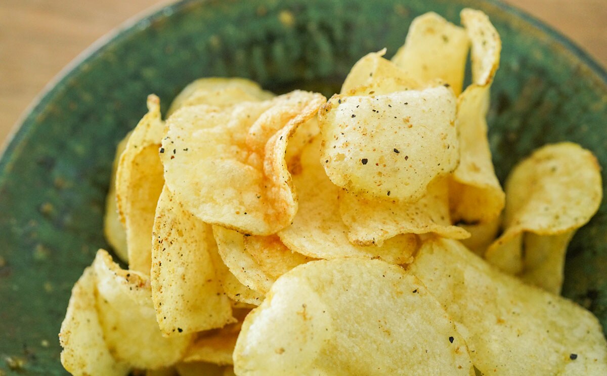 「酒に合うなあ」「ずっと食べれる」新定番のポテトチップスがうまい