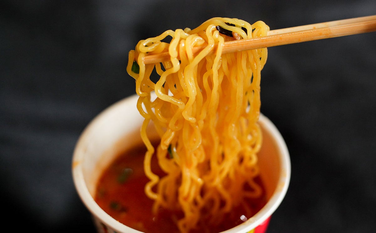 辛さに注意!!ファミマの“舌ピリピリ系カップ麺”がハマるやつだった!
