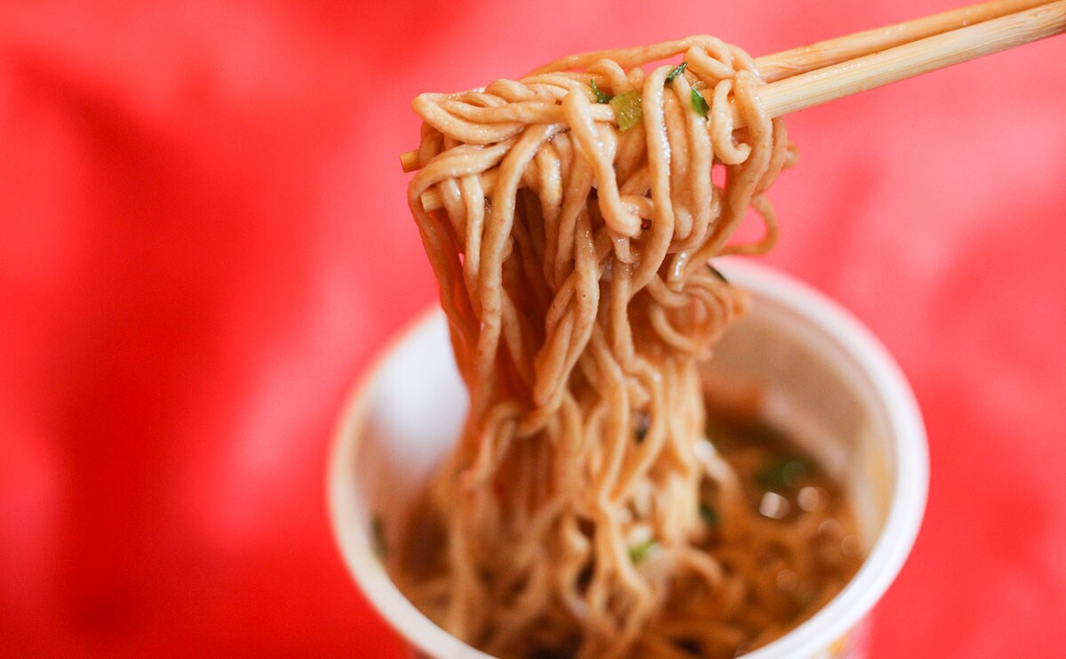 ファミマ限定！途中で味変できる名店カップ麺が新登場！