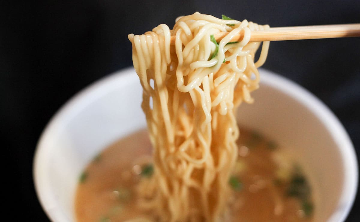 【名店コラボ】ファミマ限定の“とろとろ”系カップ麺を食べてみた