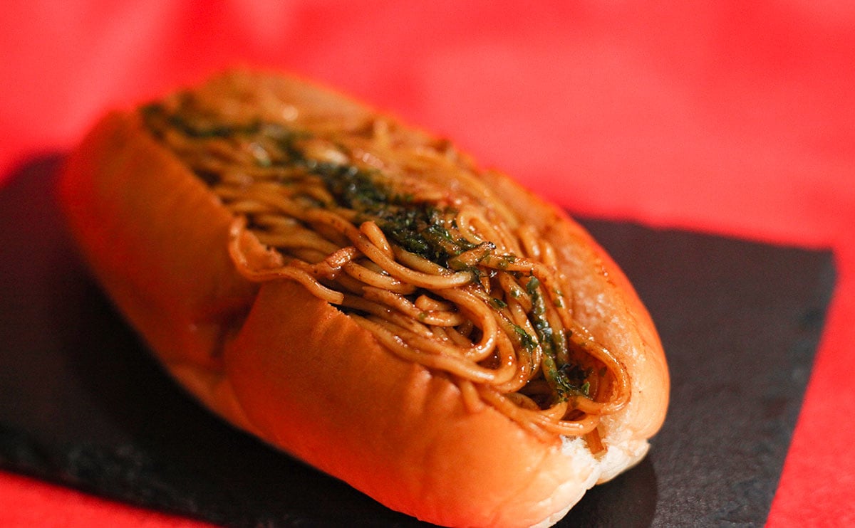 「ずっしり」「コスパよすぎ」ローソンの焼きそばパン、歴代No.1じゃない!?
