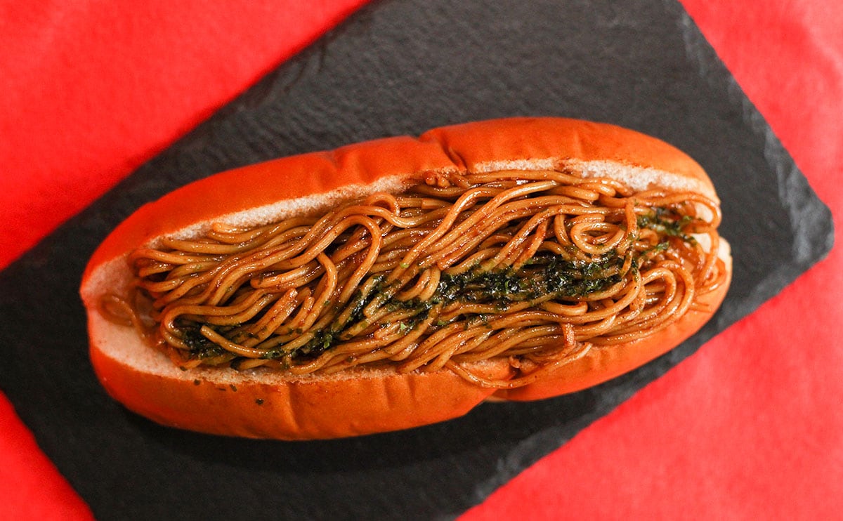 「ずっしり」「コスパよすぎ」ローソンの焼きそばパン、歴代No.1じゃない!?