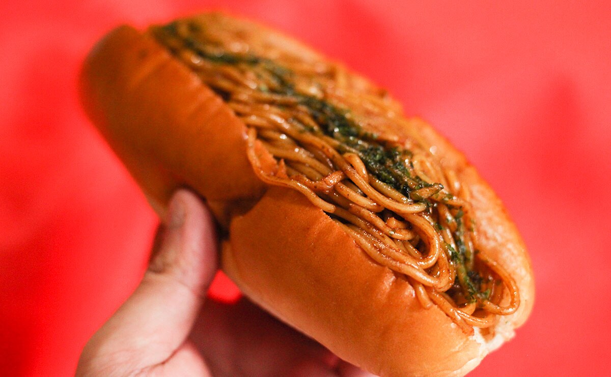 「ずっしり」「コスパよすぎ」ローソンの焼きそばパン、歴代No.1じゃない!?