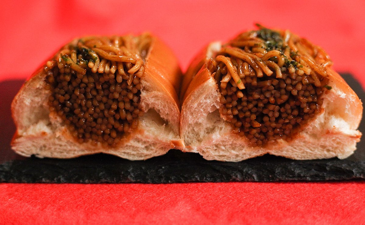 「ずっしり」「コスパよすぎ」ローソンの焼きそばパン、歴代No.1じゃない!?