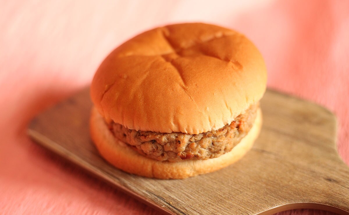 「満足」「めっちゃお得」ローソン新商品、パティが分厚い!