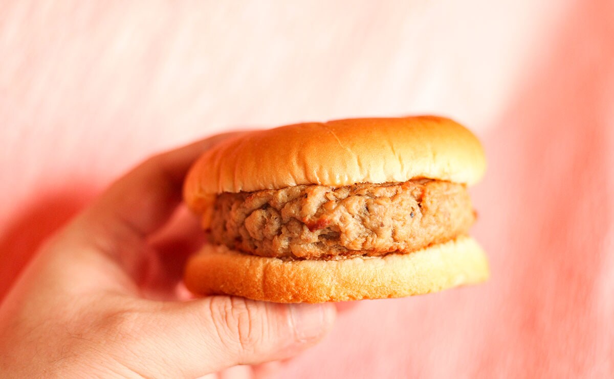 「満足」「めっちゃお得」ローソン新商品、パティが分厚い!