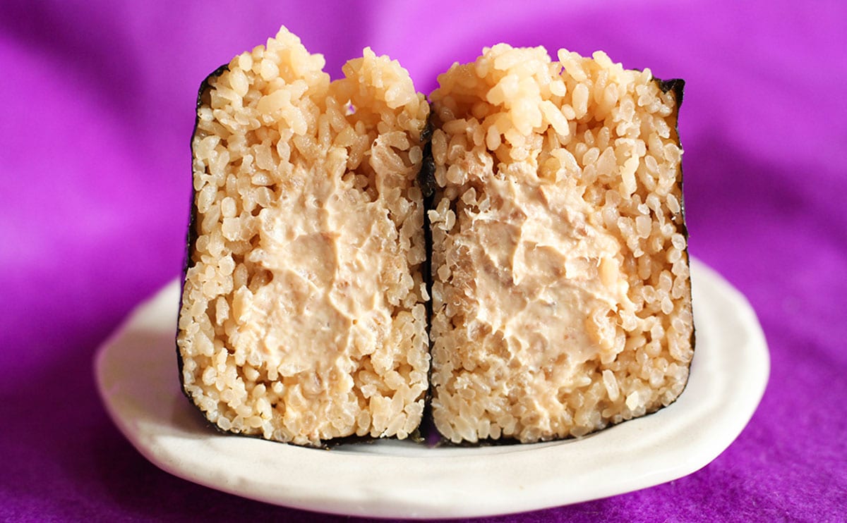 47%増量の威力!“盛りすぎ”なローソンおにぎりはずっしり重い!