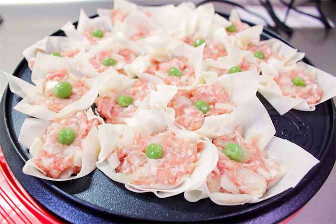 包む手間いらずな「たこ焼き器で焼売」やってみた！食卓に花が咲いた♡1粒で2度おいしい食感です♡