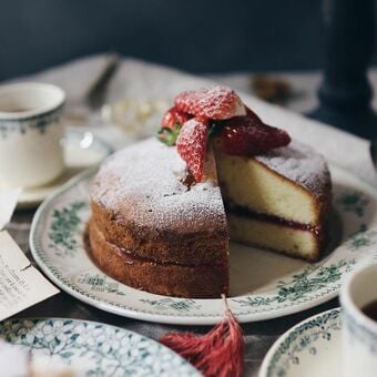 イギリスの代表的なティーケーキ「ヴィクトリアスポンジケーキ」のおいしいアレンジ