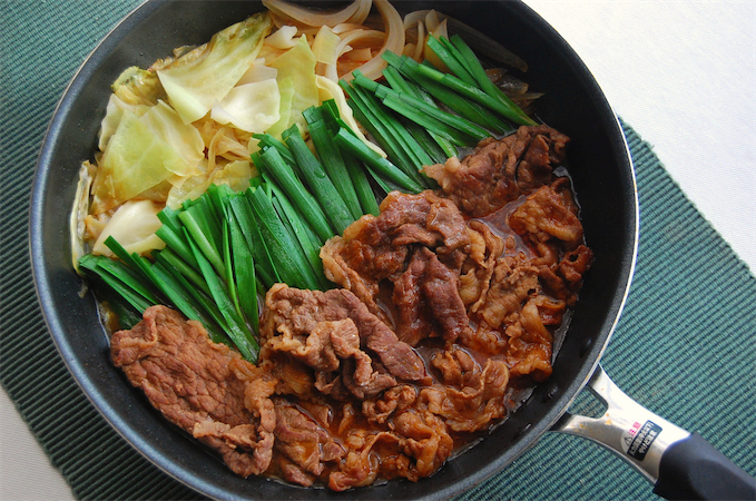 【ワンパン専用調味料】お肉を焼いたら水と野菜を足して…エバラ「フライパンで焼肉鍋」を使ってみた！新発想！