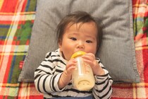 フォローアップミルクはいつから飲ませていいの？特徴と選び方