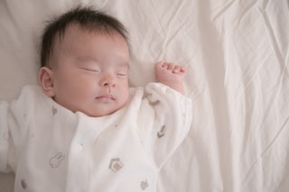 コンビ肌着とは？短肌着・長肌着との違いやおすすめ商品と選び方も解説