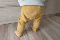 つかまり立ちはいつから始まる？予兆や練習方法・安全対策を紹介