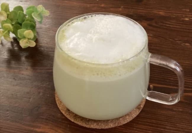 セリアの「電動ミニクリーマー」＆「抹茶パウダー」で「ふわふわ♪抹茶ラテ」作ってみた！【カフェの味完コピ】