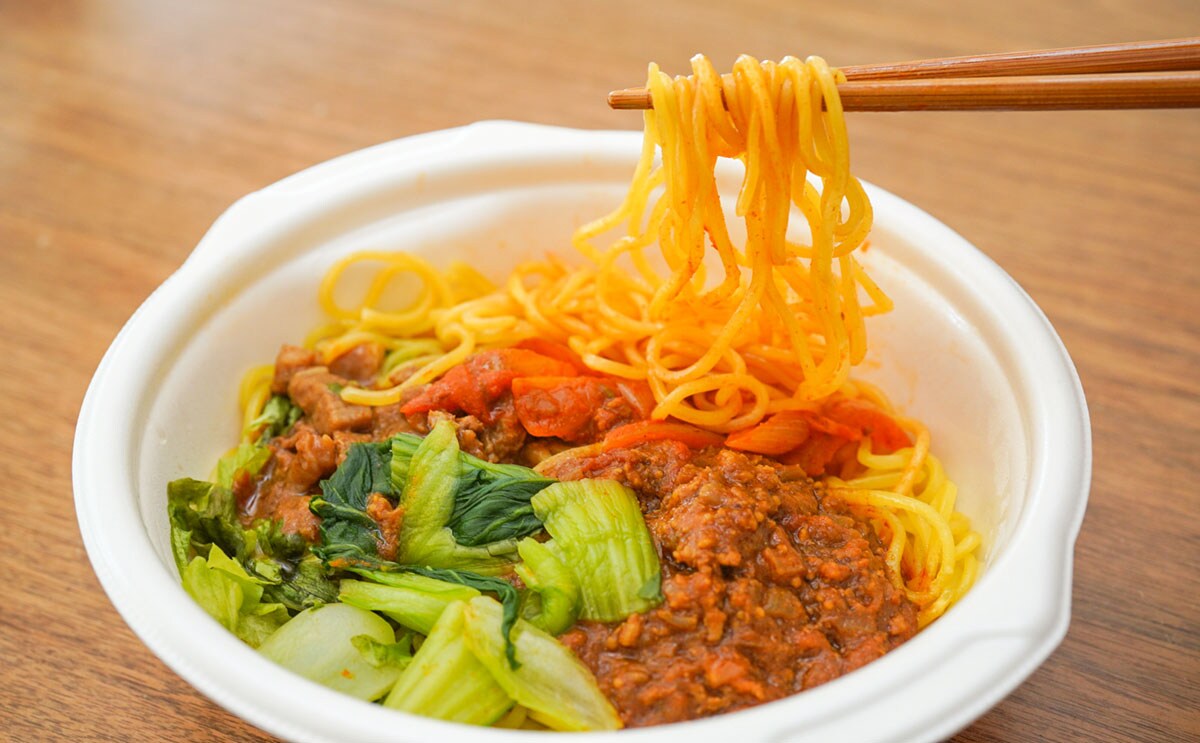 「売り切れてた」「一番うまい」セブン新作麺、具だくさんすぎる