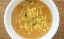みそ1位5連覇、行列店のラーメンがカップ麺で登場