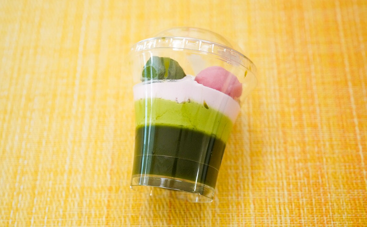 「やっと買えた」「大満足」老舗監修セブンの「宇治抹茶とさくらのパフェ」がおいしすぎる