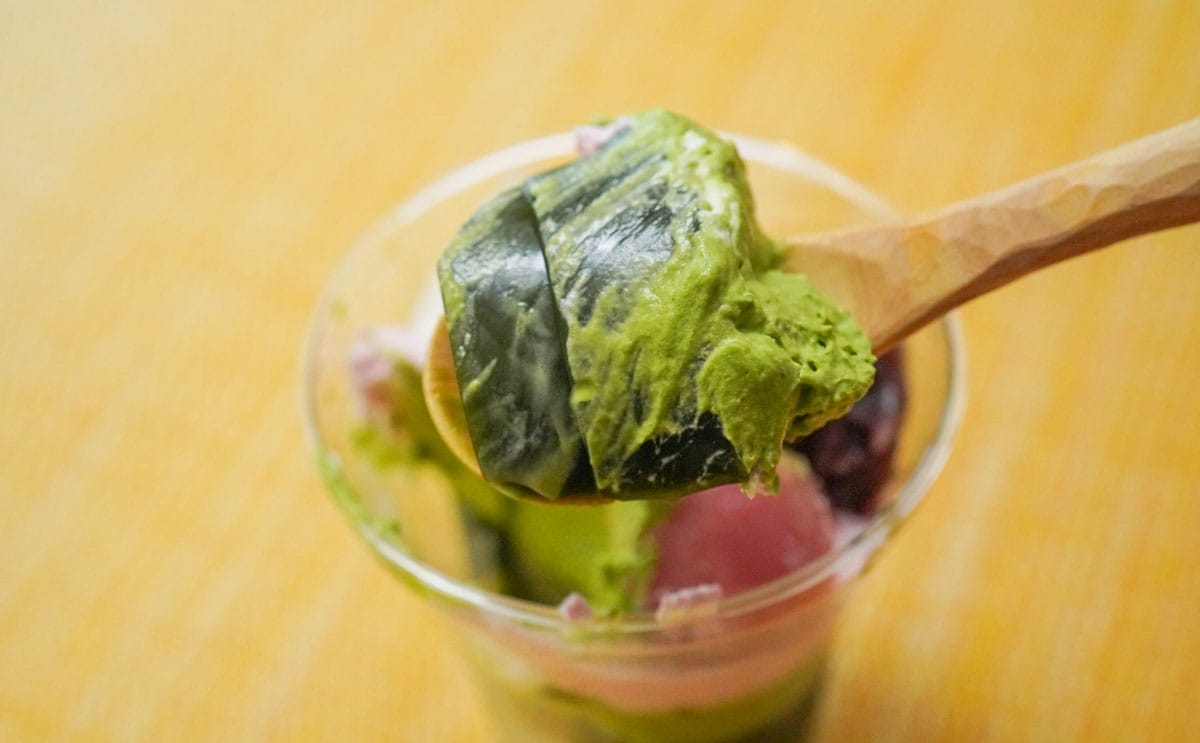 「やっと買えた」「大満足」老舗監修セブンの「宇治抹茶とさくらのパフェ」がおいしすぎる
