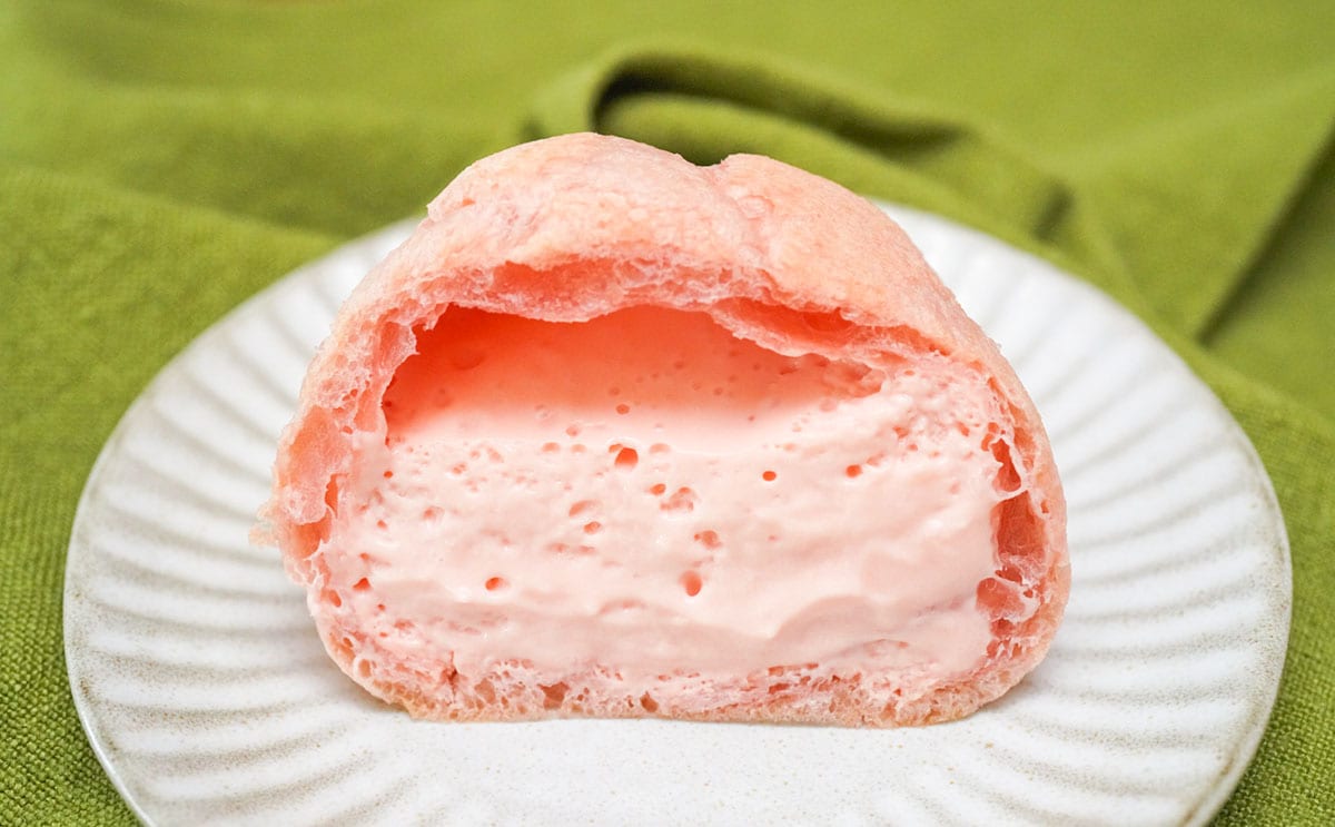 「なんなのウマすぎ」「リピートしよ」クリーム頬張るセブンスイーツ