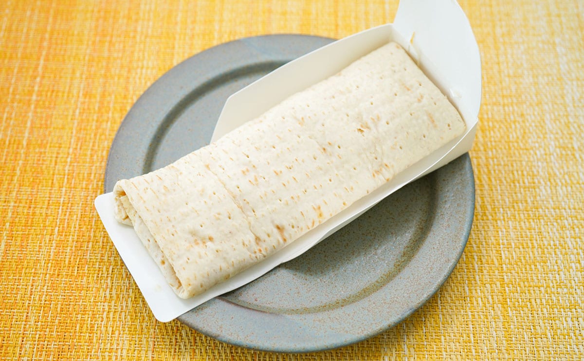 セブン新発売「ブリトー」あふれ出るチーズとソースがたまらない