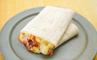 セブン新発売「ブリトー」あふれ出るチーズとソースがたまらない