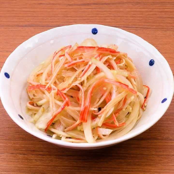 パパッとお手軽！新玉ねぎとかにかまぼこの中華サラダ