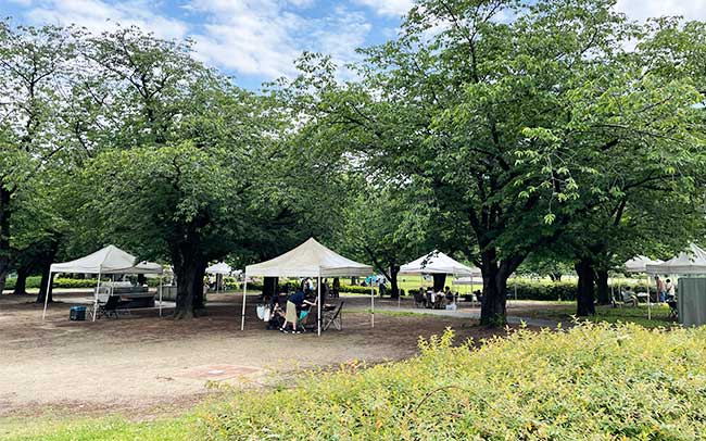 緑あふれる空間で深呼吸。ダイナミックな橋を臨む「都立木場公園バーベキュー場」で手ぶらBBQを【東京・木場】