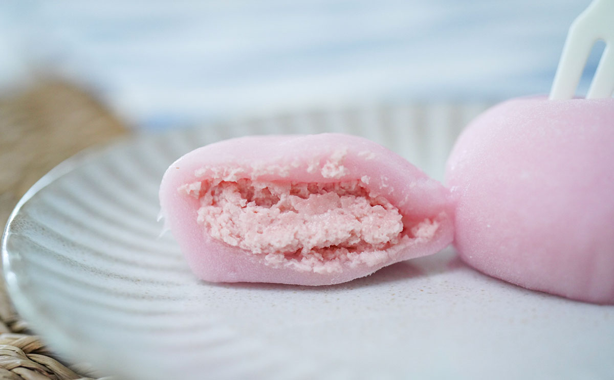 「本当においしい」「即買いした」セブンのピンク玉は一瞬で消える